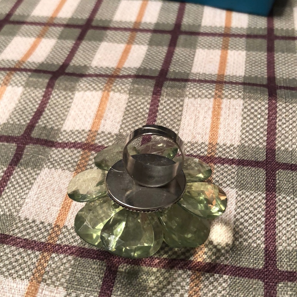 Green flower ring - Picture 3 of 4